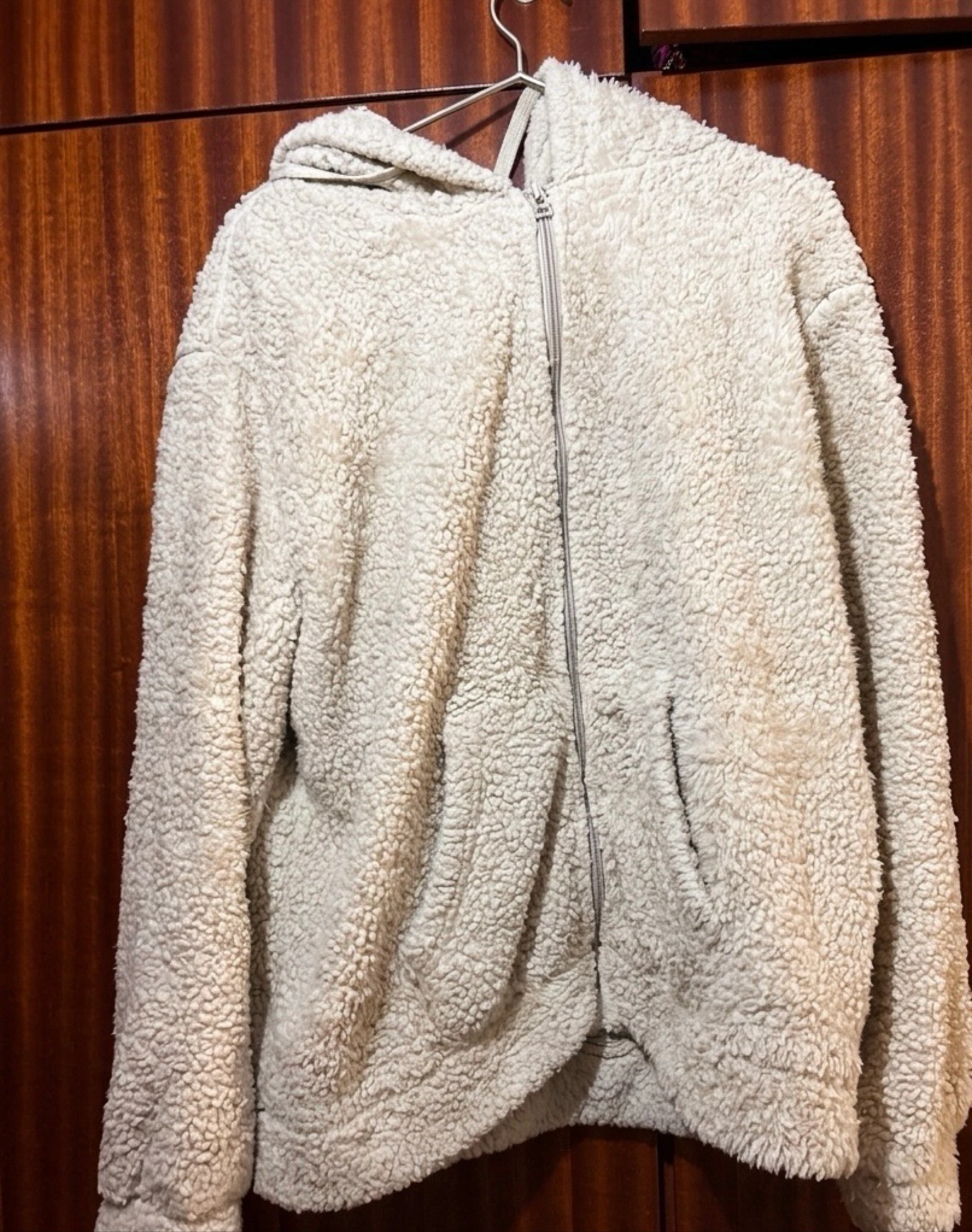 Casaco Fleece Teddy Off-White com Capuz e Zíper